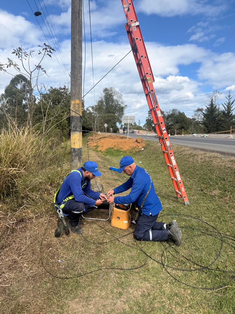 Empalme de fibra óptica realizado por técnicos Telcofiber